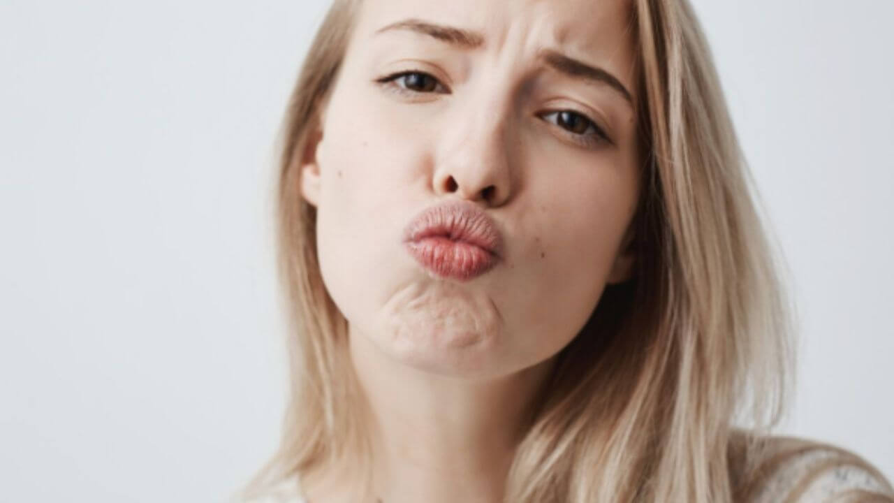 थंडीमुळे ओठ फारच फुटलेत, काळे पडलेत? 'हे' घरगुती उपाय लिप्स बनवतील गुलाबी आणि मऊ