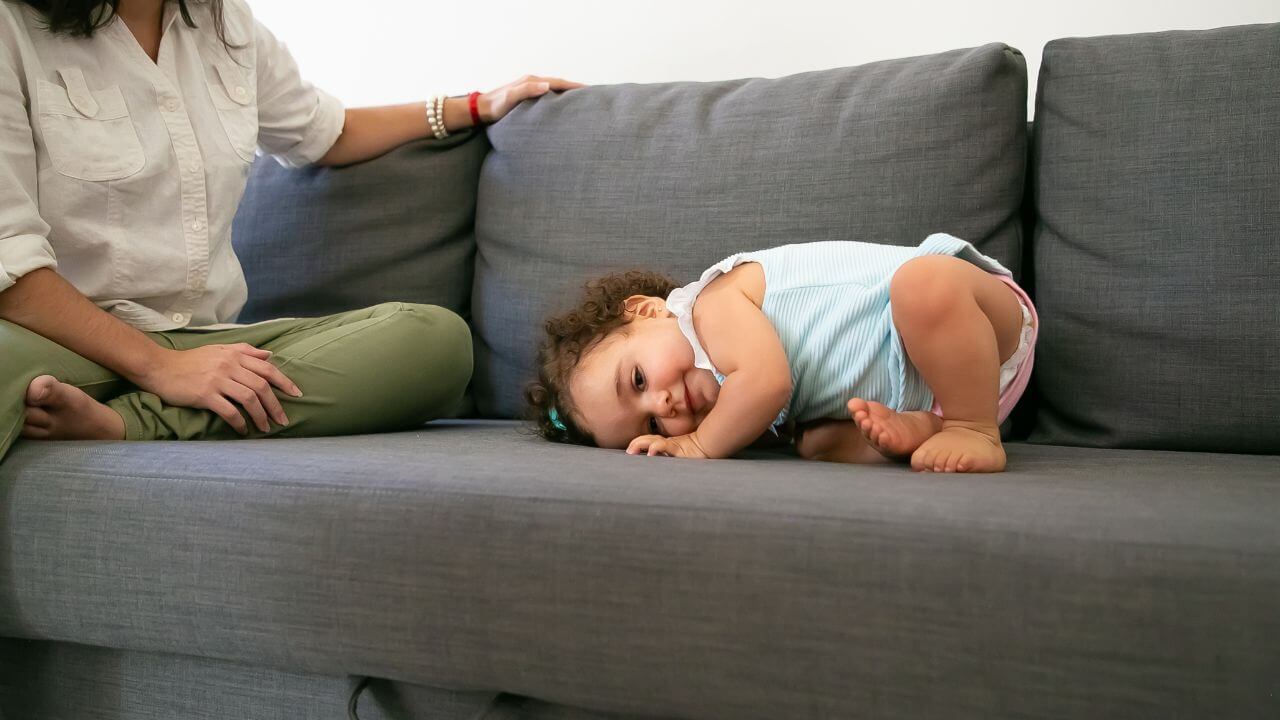 बाळाला अपचन आणि उलटीचा त्रास होतोय? 'हे' घरगुती उपाय देतील आराम