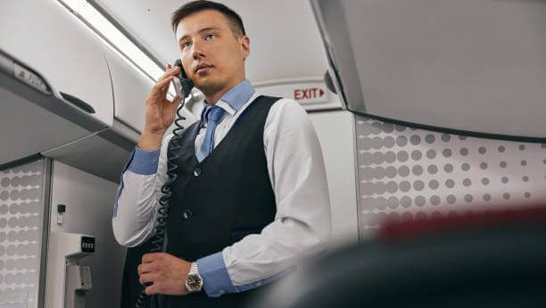 जर महिलांना विमानात एअर होस्टेस म्हणतात, तर पुरुषांना काय म्हणतात? उत्तर जाणून घ्या