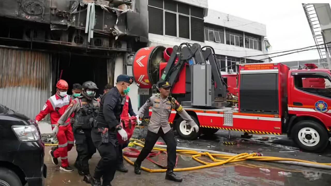 इंडोनेशियाचा जकार्तामध्ये कॉर्पोरेट ऑफिसच्या इमारतीला आग, २० जणांचा मृत्यू