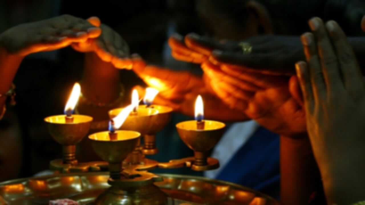 Vastu Shastra : आरती झाल्यावर आपण आरतीच्या तबकावरून हात फिरवून मस्तकी का लावतो? यामागचं कारण जाणून घ्या..