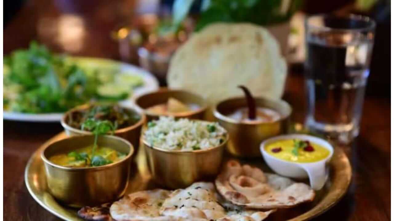 Vastu Tips : जेवणानंतर ताटात हात धुणं शुभ की अशुभ? शास्त्र काय सांगते जाणून घ्या..