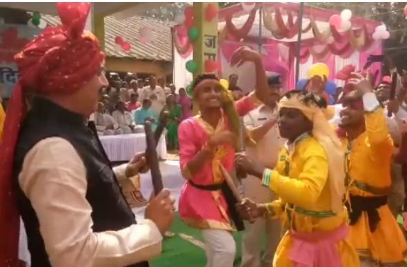 बुन्देलखण्ड के बरेदी मौनिया नृत्य पर थिरके कमलनाथ के मंत्री, देखें वीडियो