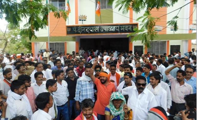 angered-by-cut-ticket-supporters-of-bodh-singh-bhagat-locked-the-bjp-office-in-mp