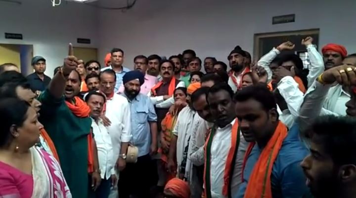 bjp-state-president-protest-in-police-statation-ti-line-attach-