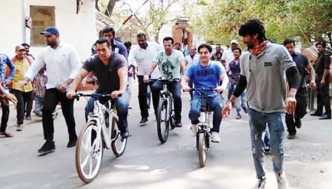 salman-khan-cycling-in-maheshwar-shooting-start-of-dabang-3