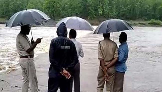 While-crossing-the-bridge-3-youths-including-bikes-drowned-in-river-