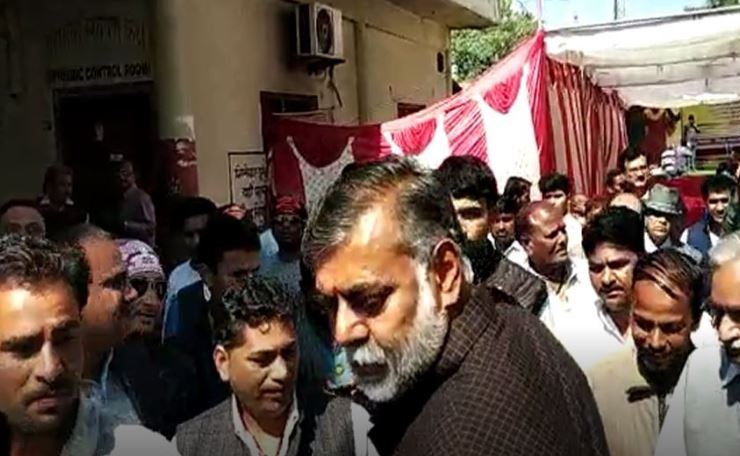bjp-MP's-prahlad-patel-very-anger-during-Push-someone-in-rush-