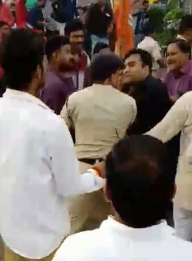 BJYM-nagar-president-manhandle-with-police