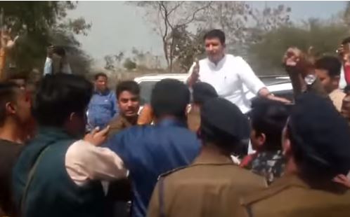 student-stopped-the-convoy-of-higher-education-minister-jitu-patwari-in-ratlam
