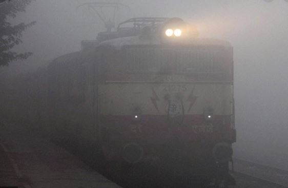 कोहरे से यातायात बुरी तरह प्रभावित, कई ट्रेने लेट, इंदौर के बजाए अहमदाबाद में प्लेन की लैंडिंग