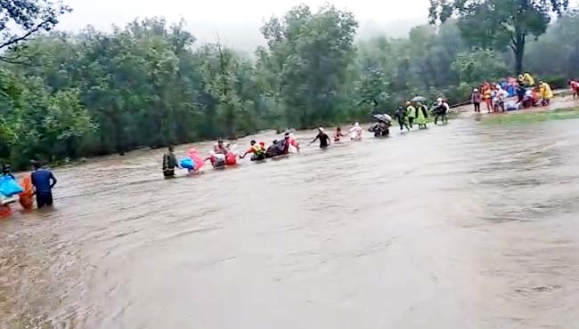 Hundreds-of-people-stranded-in-a-flood-in-the-river-in-panchmari-
