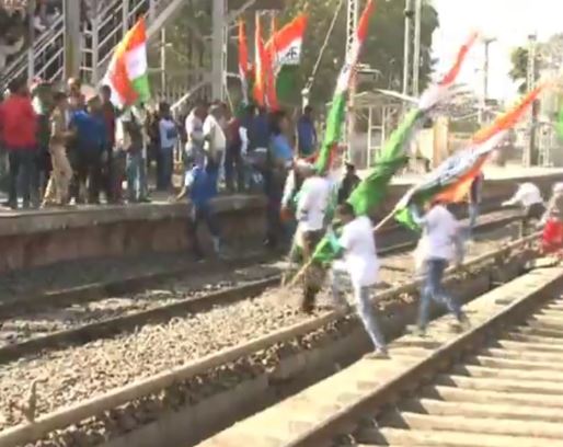 congress-worker-capturred-jabalpur-railway-platform