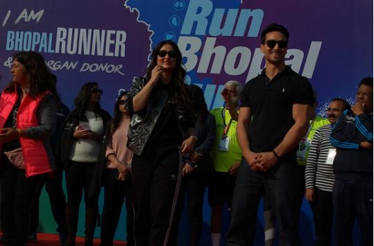 'Run-Bhopal-Run'--Kareena-Kapoor-and-Tiger-Shroff-performances-by-Runners