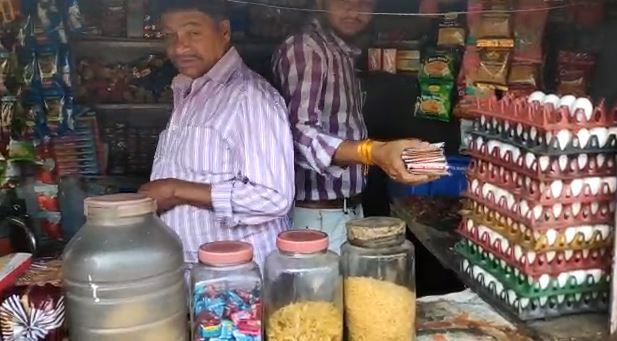 gutka-tobacco-being-sold-on-Sanchi-Parlor--Action-on-commissioner's-instructions-