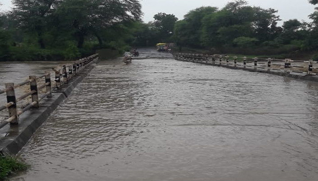 heavy-rain-in-madhya-pradesh-water-cross-from-bridge-in-raisen