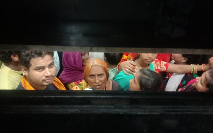 18-people-Stuck-in-lift-in-railway-station