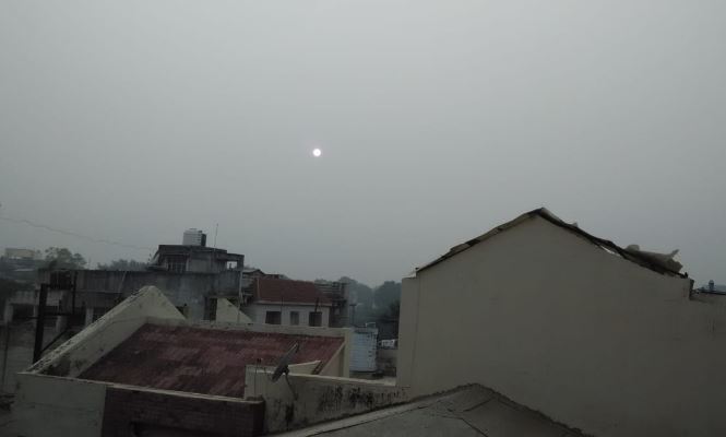 आसमान पर छाई धुंध, नहीं हुए सूरज के दर्शन, लोगों को दिल्ली जैसे हालात का डर