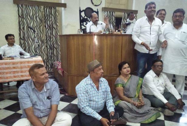 meeting-of-the-budget-BJP's-five-councilors-protest