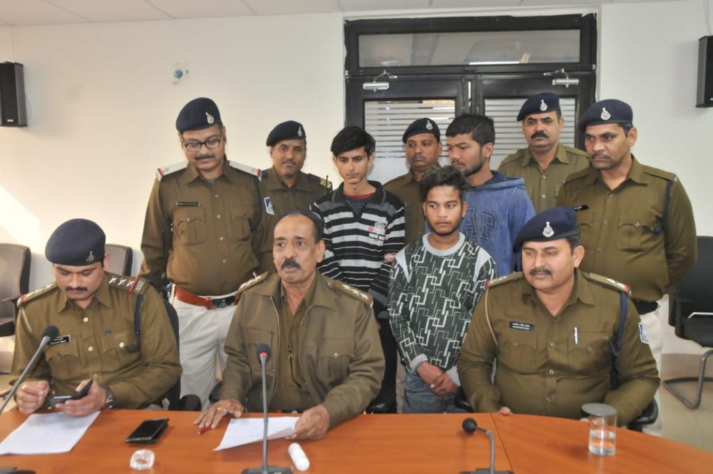 साढ़े पांच लाख रुपये के चोरी के 40 मोबाइल के साथ तीन शातिर चोर गिरफ्तार