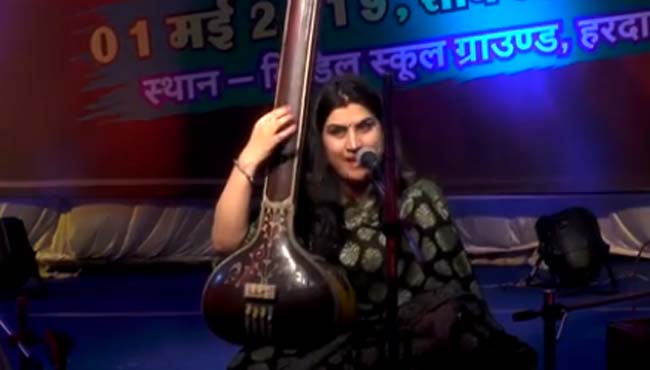 classical-singer-divya-sharma-sings-the-song-and-awake-to-vote