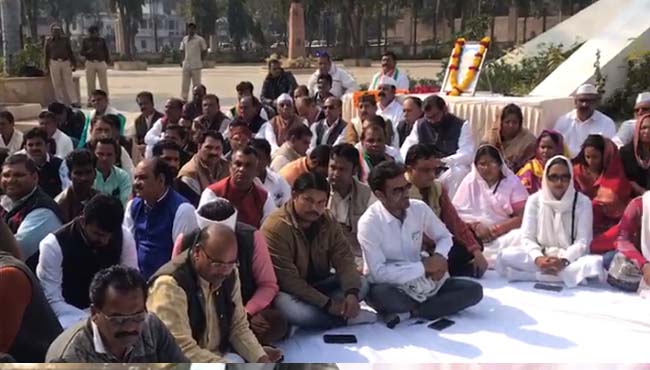 -Silence-protest-of-Congress-in-bhopal-against-shooting-of-Bapu's-effigy-