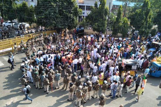 सरकार के खिलाफ भाजपा का आंदोलन, पुलिस से झड़प, जलाई बिजली बिलों की होली