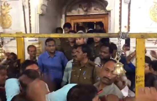 The-devotees-raised-the-slogans-against-the-legislator-who-came-to-visit-the-temple-after-being-VIP