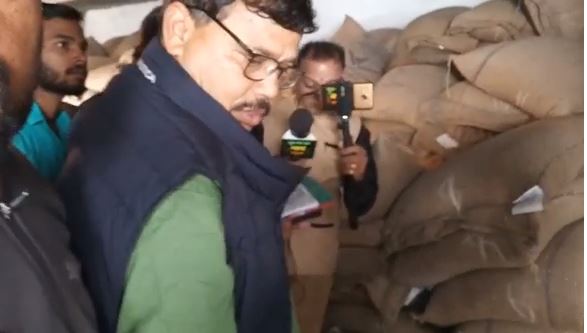 -Inspecting-minister-Tomar-at-ration-shops-in-bhopal