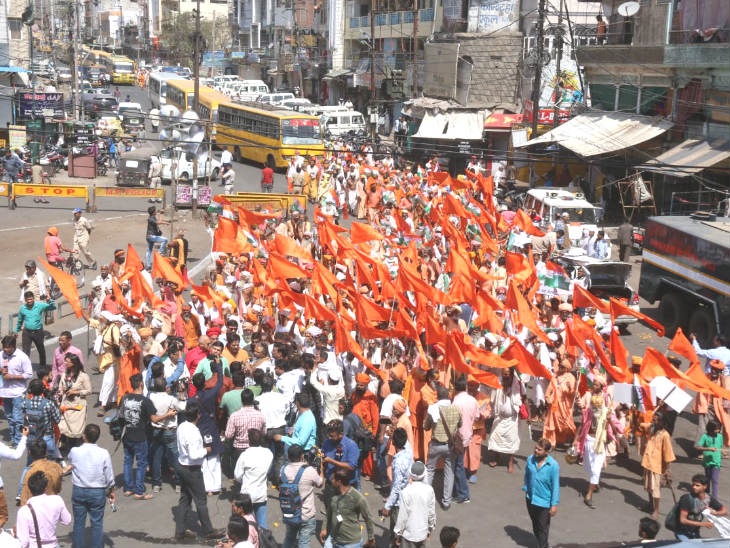 Police personnel seen wearing saffron scarves at the roadshow of Computer Baba and Digvijay Singh