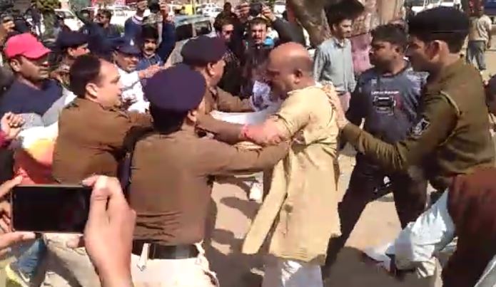 protest-of-bjp-in-gwalior-fight-with-police-
