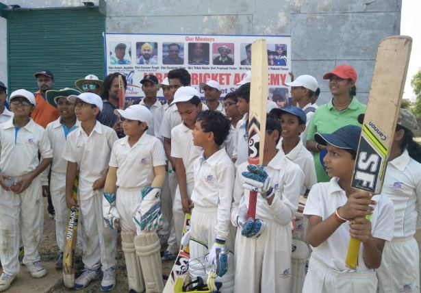 mini-cricketers-cheering-team-India-in-jabalpur-