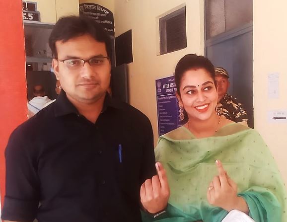 tikamgarh-collector-vote-with-wife-