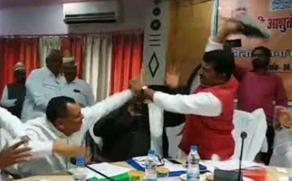 BJP-MP-sharad-tripathi-beaten-his-own-party-MLA-with-shoe-in-up-video-viral