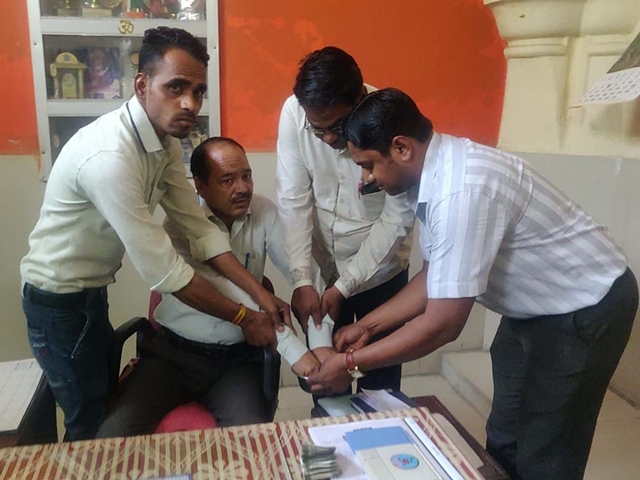District-Education-Officer-caught-during-taking-bribe-in-ratlam-