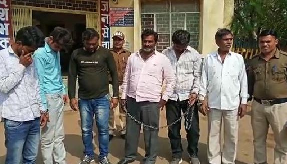 Police-arrested-6-gangsters-of-gangs-of-cut-pocket-in-rajgadh