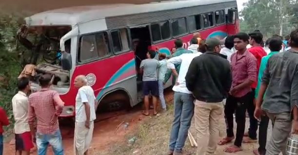 दर्दनाक हादसा: खड़े ट्रक से जा भिड़ी यात्री बस, तीन लोगों की मौत, कई घायल