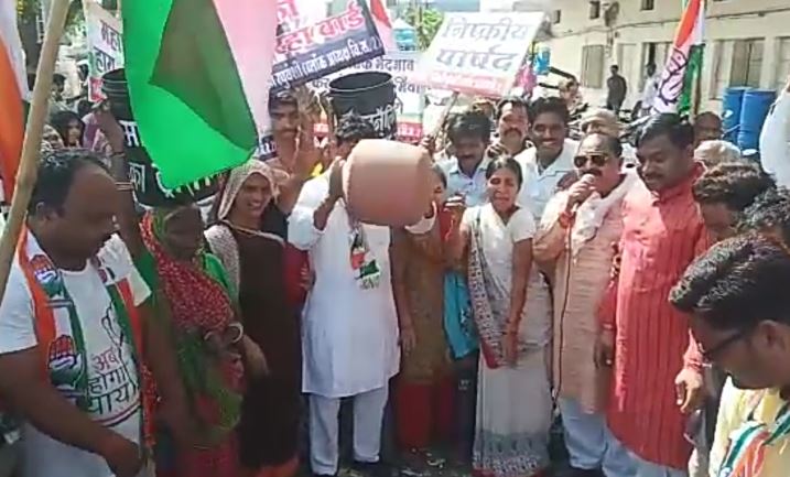congress-protest-against-municipal-corporation-in-indore