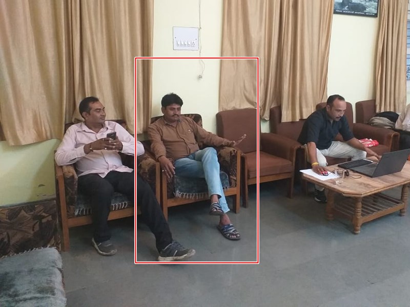 labor-office-employee-caught-in-taking-bribe-khargone