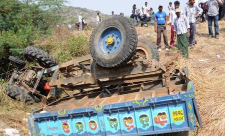 ट्रक की टक्कर से अनियंत्रित होकर पलटी गन्ना किसानों की टैक्टर-ट्राली, 2 की मौत, कई घायल