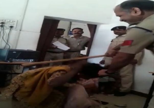 women-were-beaten-by-policemen-in-gwalior-madhypradesh