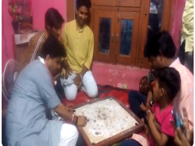 jyotiraditya-sindhiya-played-carrom-with-children-in-guna