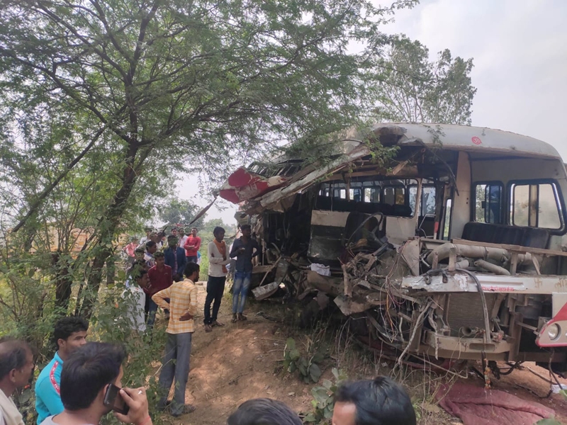 Tikamgarh bus accident : झांसी जा रही बस ने ट्रक में टक्कर मारी, तीन की मौत, 32 घायल