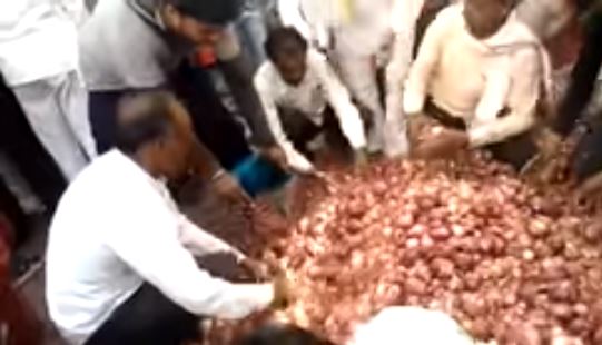 farmers-protest-and-give-free-onion-to-people-in-khandwa