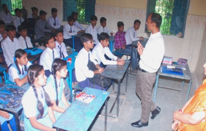 Now-officers-will-take-classes-in-government-schools-bhopal-collector-start-