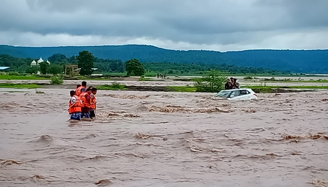 youth-got-stuck-in-a-flood-with-a-car-in-sahastra-dhara-mandla-