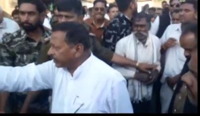congress-mla-arjun-singh-kakodia-threatens-farmers-of-seoni-madhypradesh-video-viral