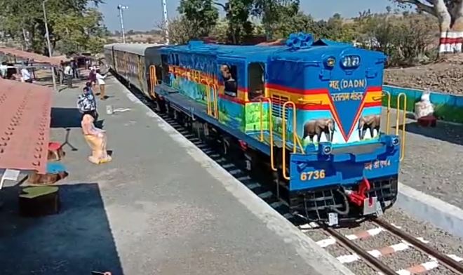 heritage-train-at-mahu-from-kalakund-in-madhya-pradesh-