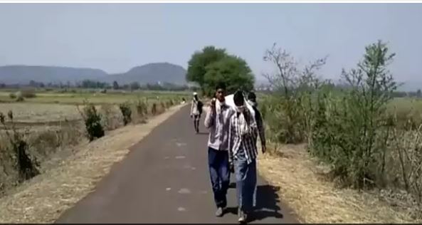 carrying-dead-body-to-6-km-on-the-shoulder-not-getting-ambulance-in-dindori