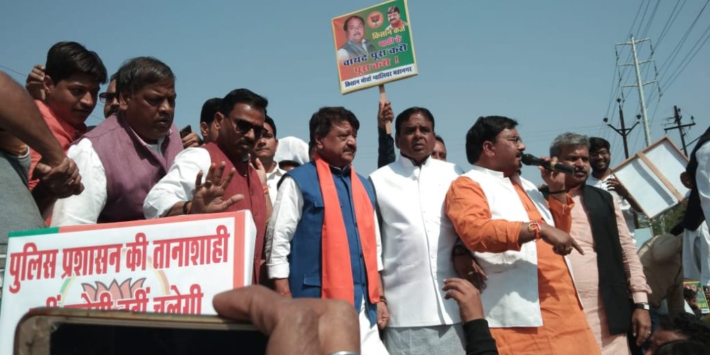 Activists-protested-against-the-government-under-the-leadership-of-Vijayvargiya-in-Gwalior